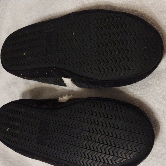 Isotoner, women slippers faux fur in size large, 8/9 - Picture 2 of 4